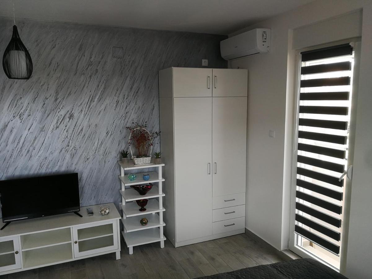 Danica Apartment Sremska Mitrovica Bagian luar foto