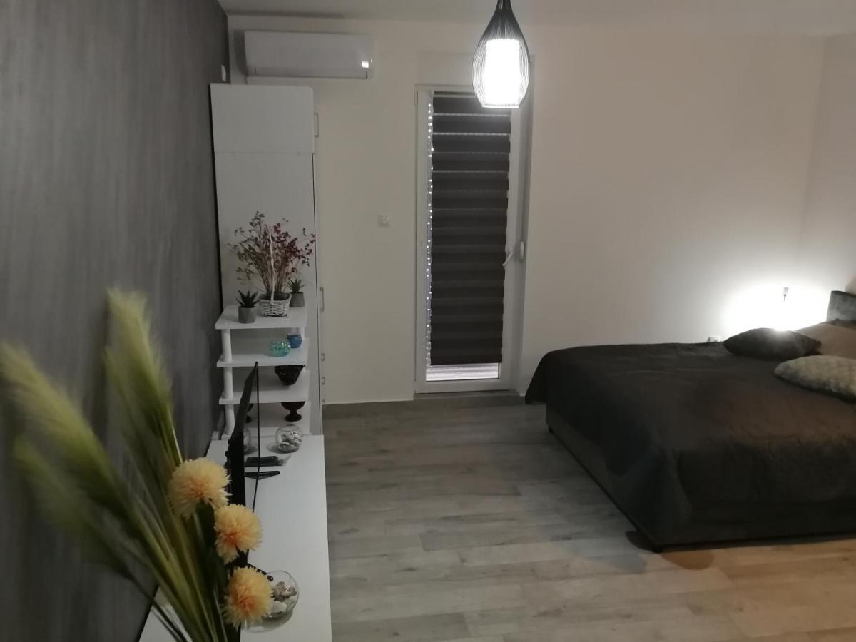 Danica Apartment Sremska Mitrovica Bagian luar foto