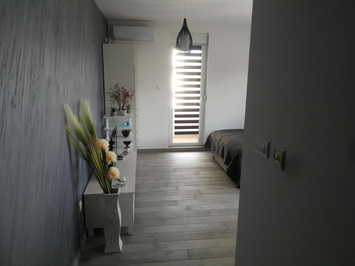 Danica Apartment Sremska Mitrovica Bagian luar foto
