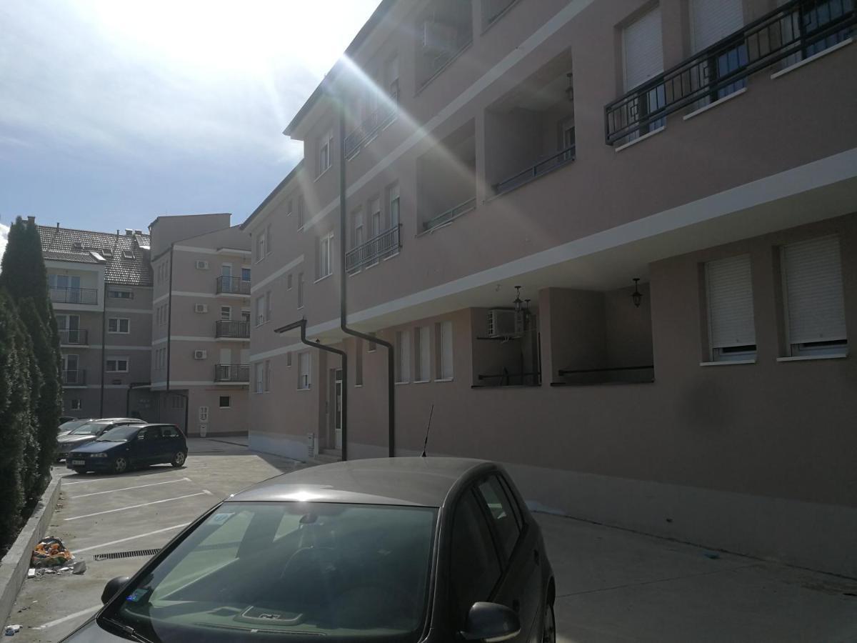 Danica Apartment Sremska Mitrovica Bagian luar foto